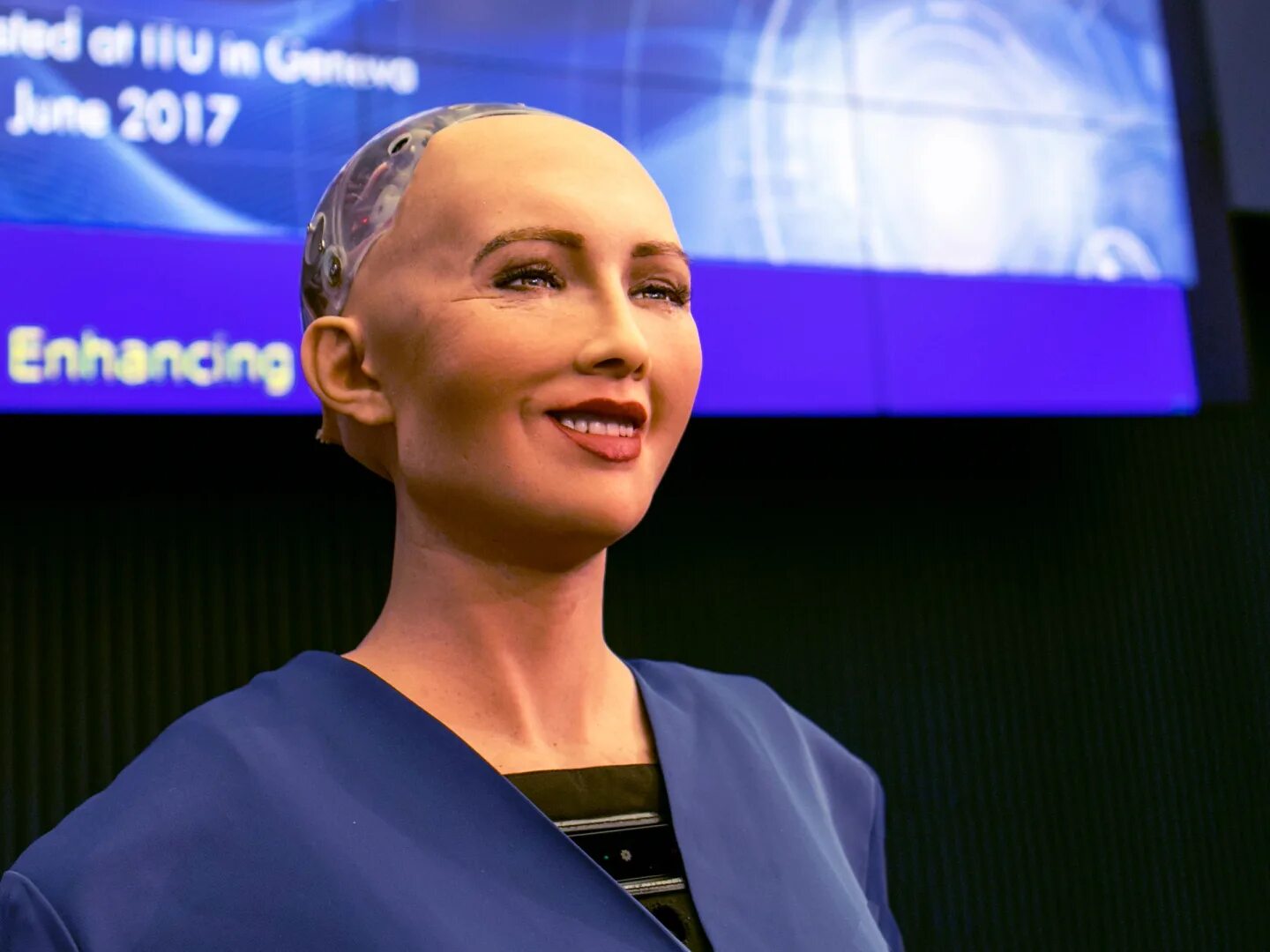 Человекоподобный робот софия. Самый умный робот в мире. С гуманоидным роботом софией. София - самый умный в мире человекоподобный робот. Робот гуманоид софия.