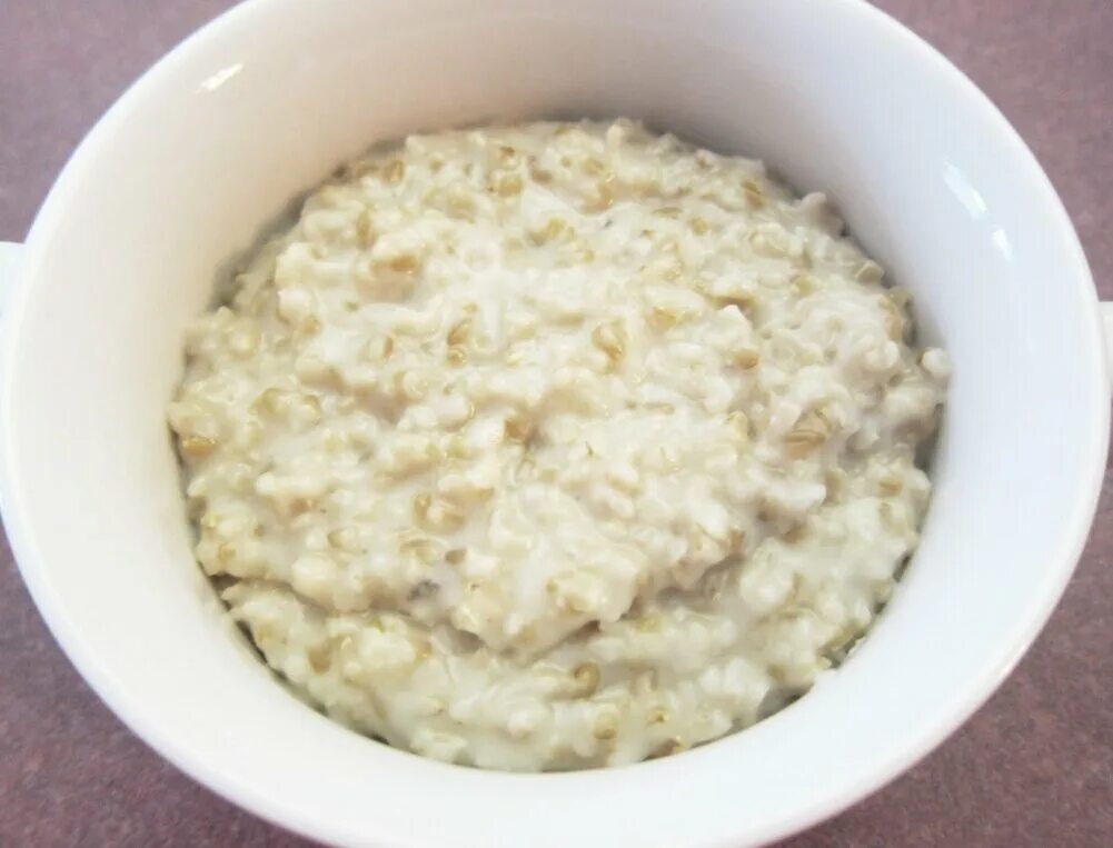 Молочная каша геркулес. Геркулес каша на молоке. Молочная каша геркулес. Геркулесовая каша на молоке. Молочная каша геркулес.