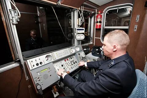 Где сидит машинист поезда