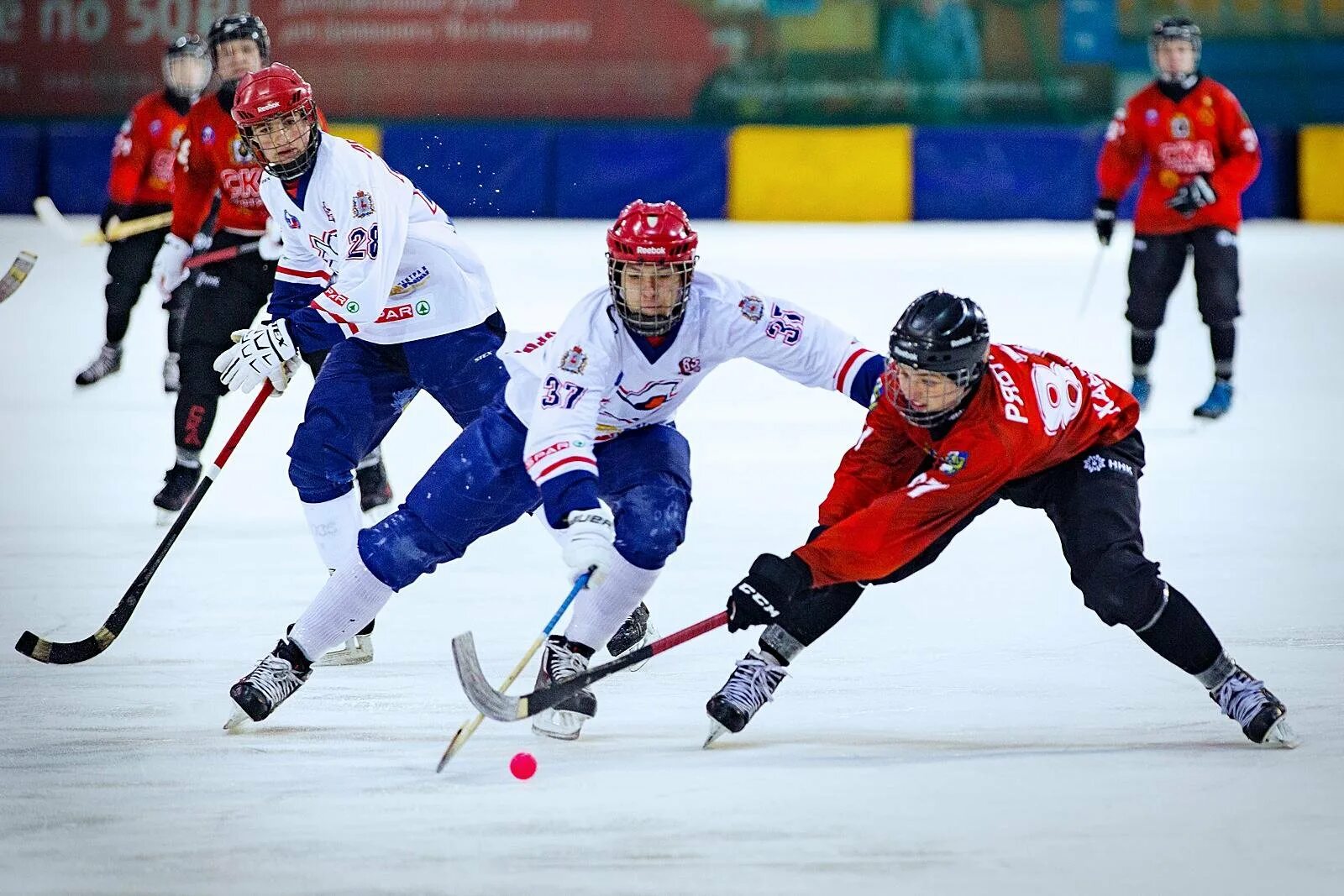 В каком часу хоккей. Bandy хоккей с мячом. Хоккеист БЕНДИ. Хоккей Юниоры. Мячик для хоккея.