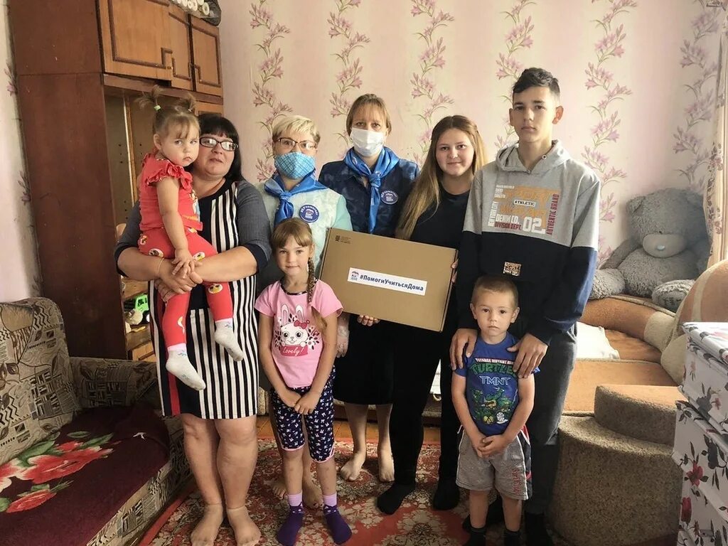 Как получить 450000 многодетной семье. Малообеспеченные многодетные. малообеспеченная семья. волонтеры у многодетной семьи. 450000 многодетным семьям.