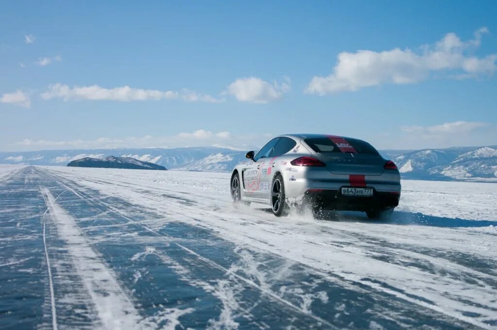 Две машины на льду. Машина на льду байкала. Вальс машин на льду. Две машины на льду. Мерседес amg дрифт.