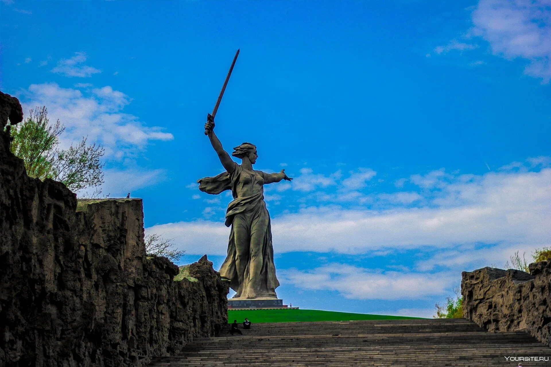 Вучетич Родина мать Волгоград. Памятник Мамаев Курган в Волгограде. Волгоград Родина мать Мамаев Курган Сталинградская битва. Мамаев Курган Сталинградская битва памятник. Мамаев курган какой район города