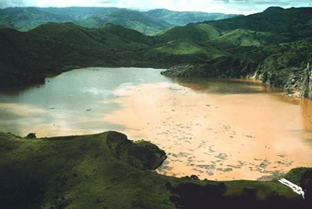 Катастрофы на озерах. Озеро Ниос Камерун. Катастрофа на озере Ньос.