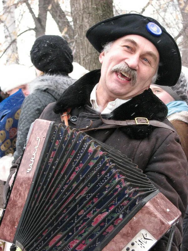Мужик с гармошкой. Деревенский дедушка. Русский мужчина с бородой. Гармошка. Мужичонка фото.