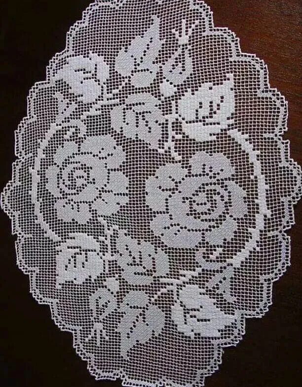 Салфетка крючком филейная техника. Филейные салфетки. Салфетки филейным узором. Филейная скатерть. Филейные салфетки крючком.