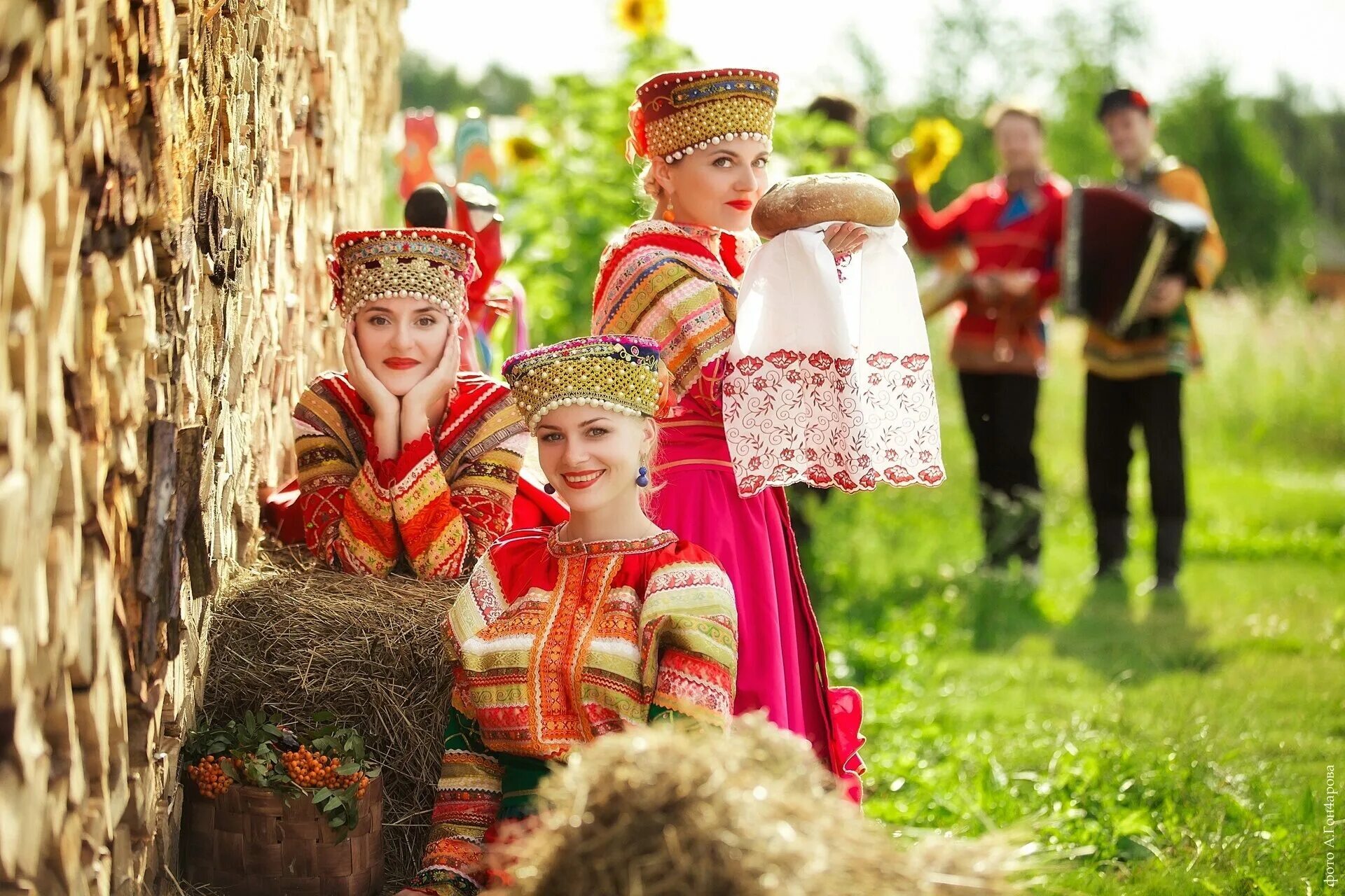 Русский народ. Люди в русских народных костюмах. Фольклор народов России. Праздник русского костюма.