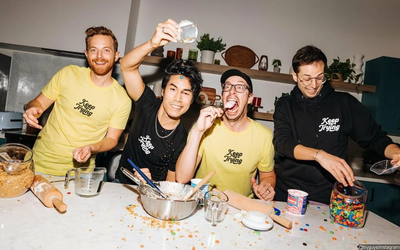 The over guys. Селфи парня дома. Друзья парни. The over guys. Try guys скандал.