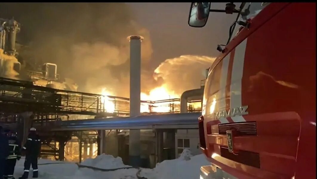 Взрыв на нпз в новокуйбышевске. Пожар на НПЗ В Уфе. Взрыв на Уфаоргсинтез 25.01.2021. Пожар на Уфимском нефтеперерабатывающем заводе. Нефтеперерабатывающий завод Уфа.