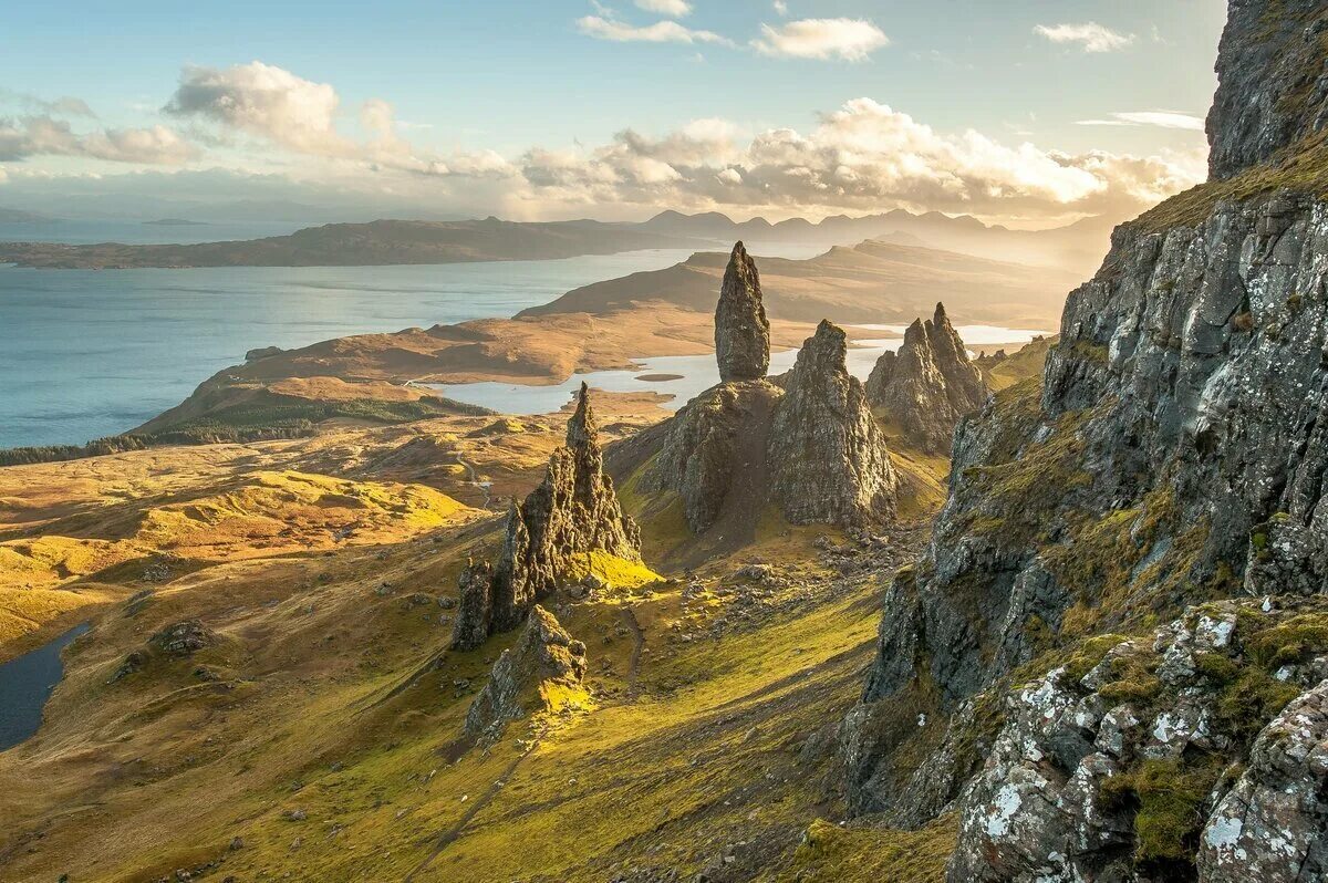 Mountains of great britain. Старик Сторр - остров Скай, Шотландия. Остров Скай Великобритания. Скала Сторр в Шотландии. Шотландия ландшафт.