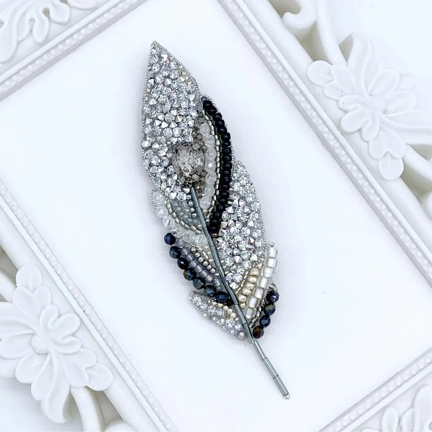 Брошь из бисера перышко. Брошь перо из бисера. Брошь перо из бисера. Брошь павлин санлайт. Брошь перо.