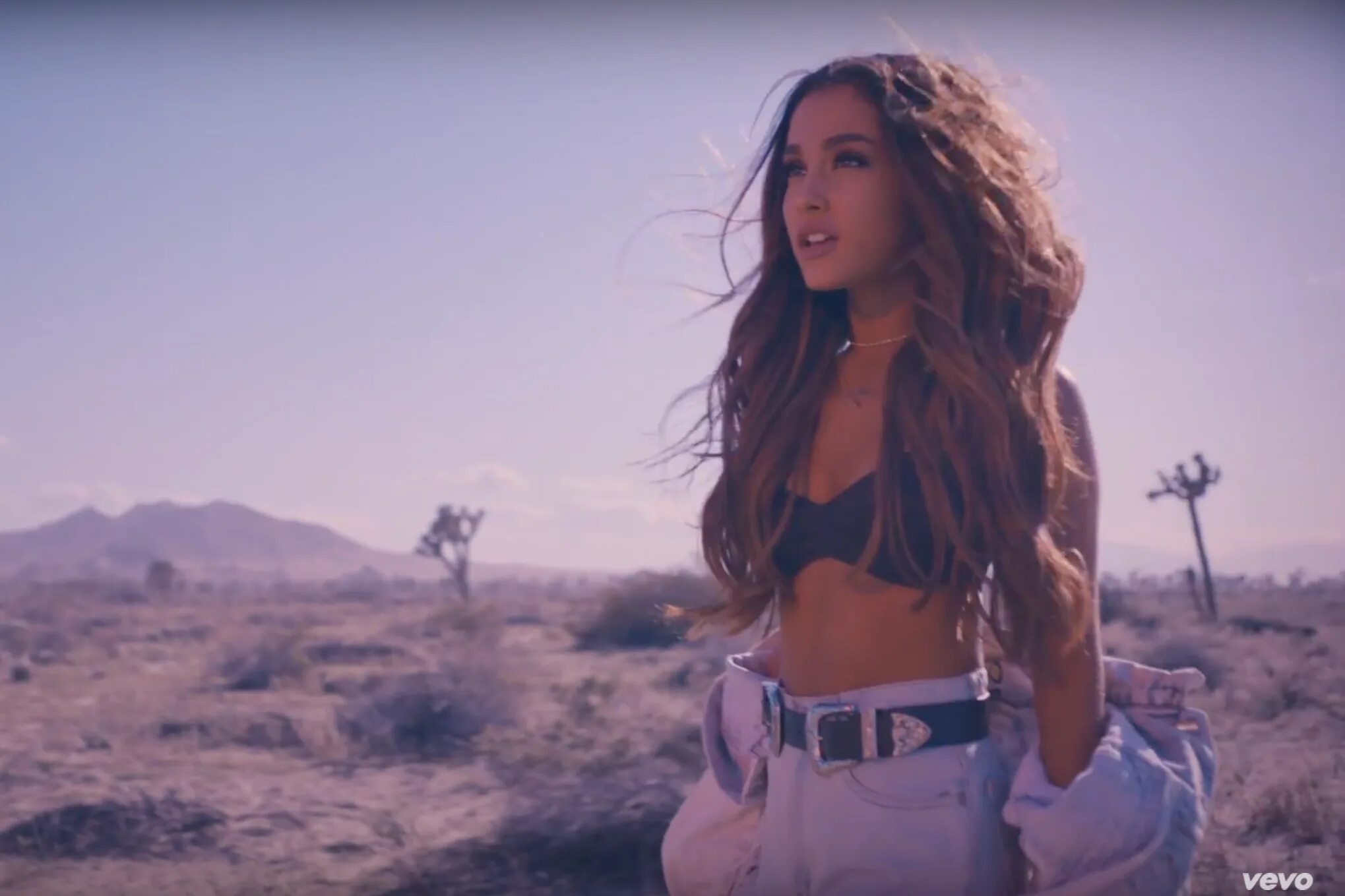 Ариана гранде со своим парнем в кровати. Ariana brown. Into you ariana. Ариана гранде клипы. Into you.