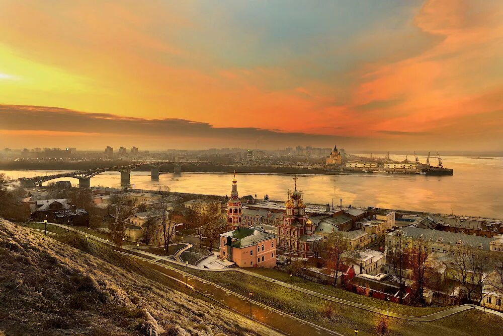 Над волгой широкой на стрелке далекой. Стрелка нижний новгород. Над городом горьким. Долматовский сормовская лирическая. Нижний новгород стрелка закат.