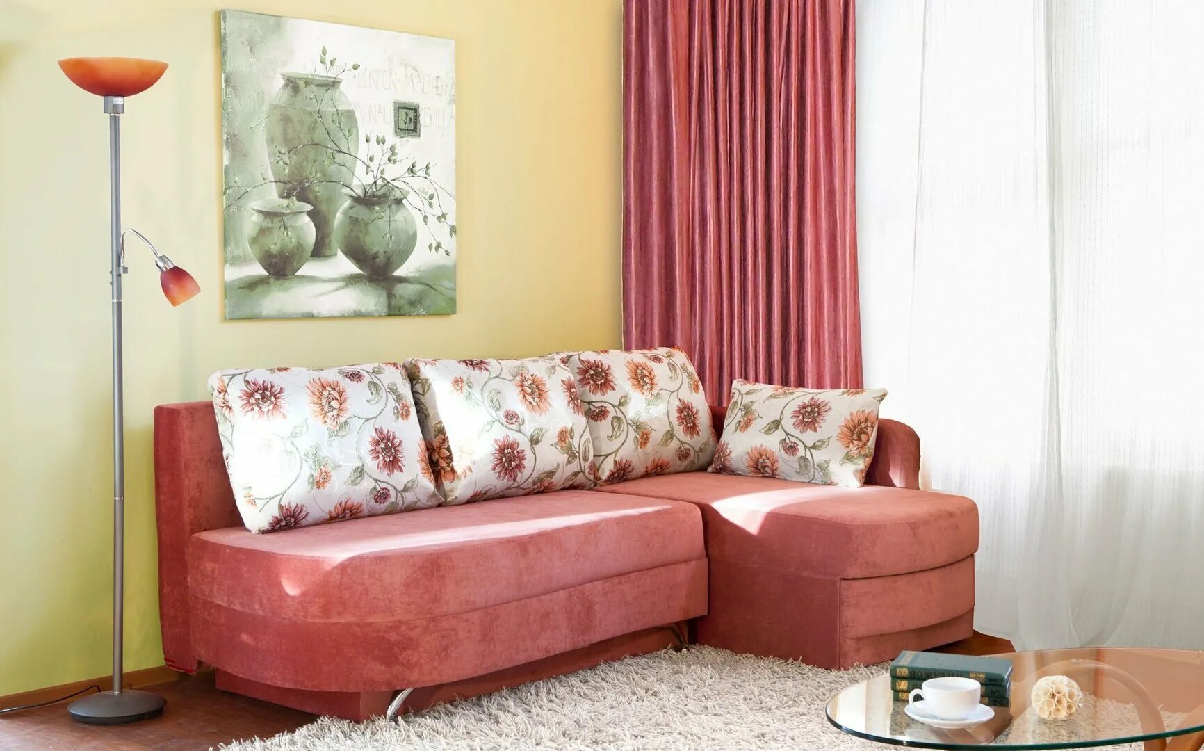 гостиная с раскладным диваном. диван для маленькой комнаты. диван в маленький зал. диван в маленькую гостиную. диван в маленький зал.