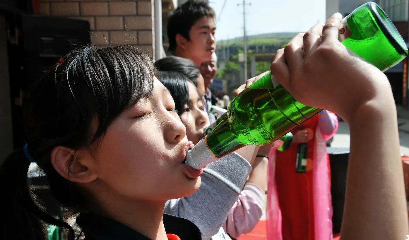 Что пьют в китае. Китайский алкогольный напиток. Китайская пьянка. Китаец бухает. Байцзю маотай.