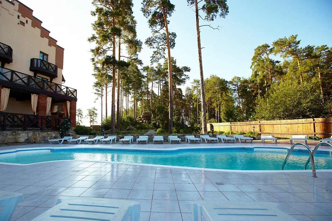 Фонград бассейн миасс. Тургояк озеро фонград. Отель фонград озеро тургояк. Фонград тургояк. Золотой пляж фонград.