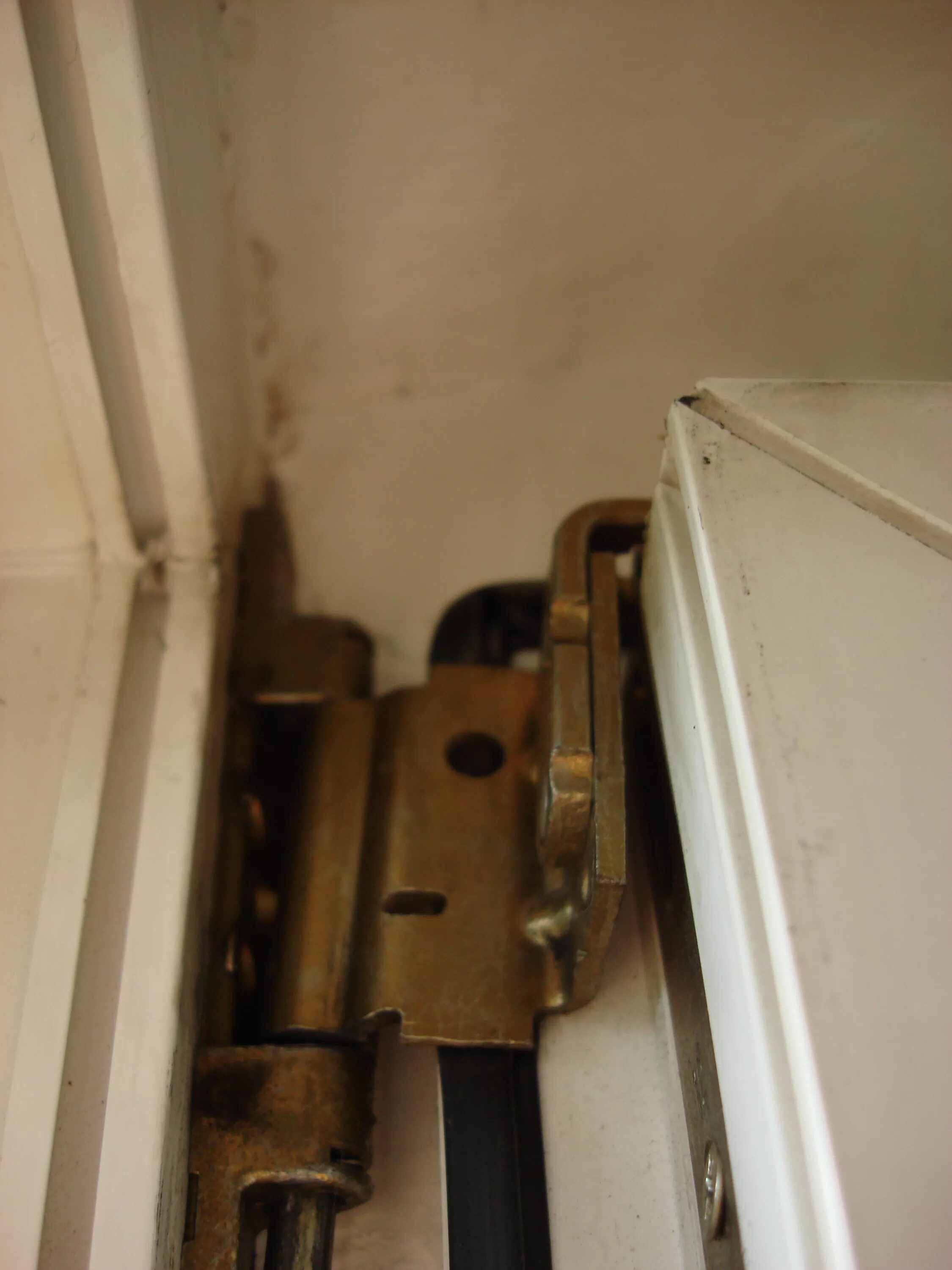 Петли для балконной двери. Верхняя петля Рото балконная. Фурнитура Roto 95 мм петля.