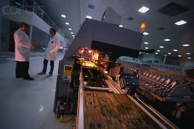 Computer factory. Компьютер фабрика восковитянка. factory assembly line. luminous computing калифорнийская компания. assembly line phones.