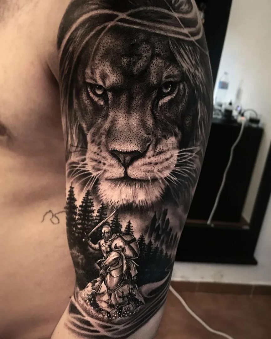 Тату лев. Татуировка лев на плече. Тату на левое плечо. Тату лев на плече. Тату лев на плече.