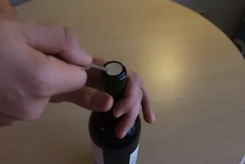 Как открыть бутылку вина штопором девушке