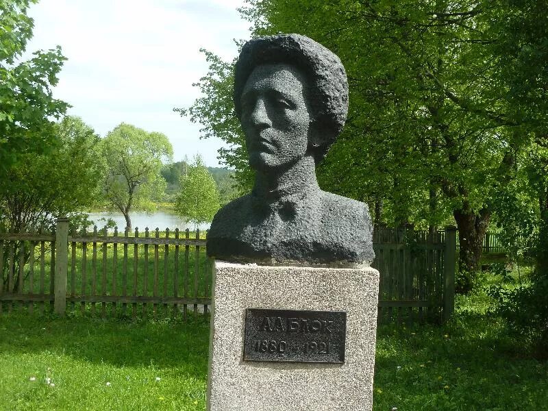 Блок похоронен. Памятник блоку в Шахматово. Памятник Александру блоку. Памятник Александру блоку в Санкт-Петербурге.