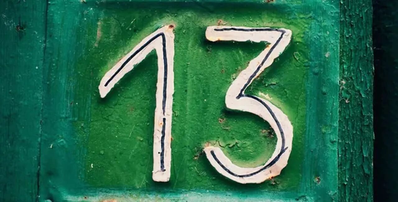 Число 13 предметы. Число 13. число 13 суеверия. боязнь числа 13. обои с числом 13.