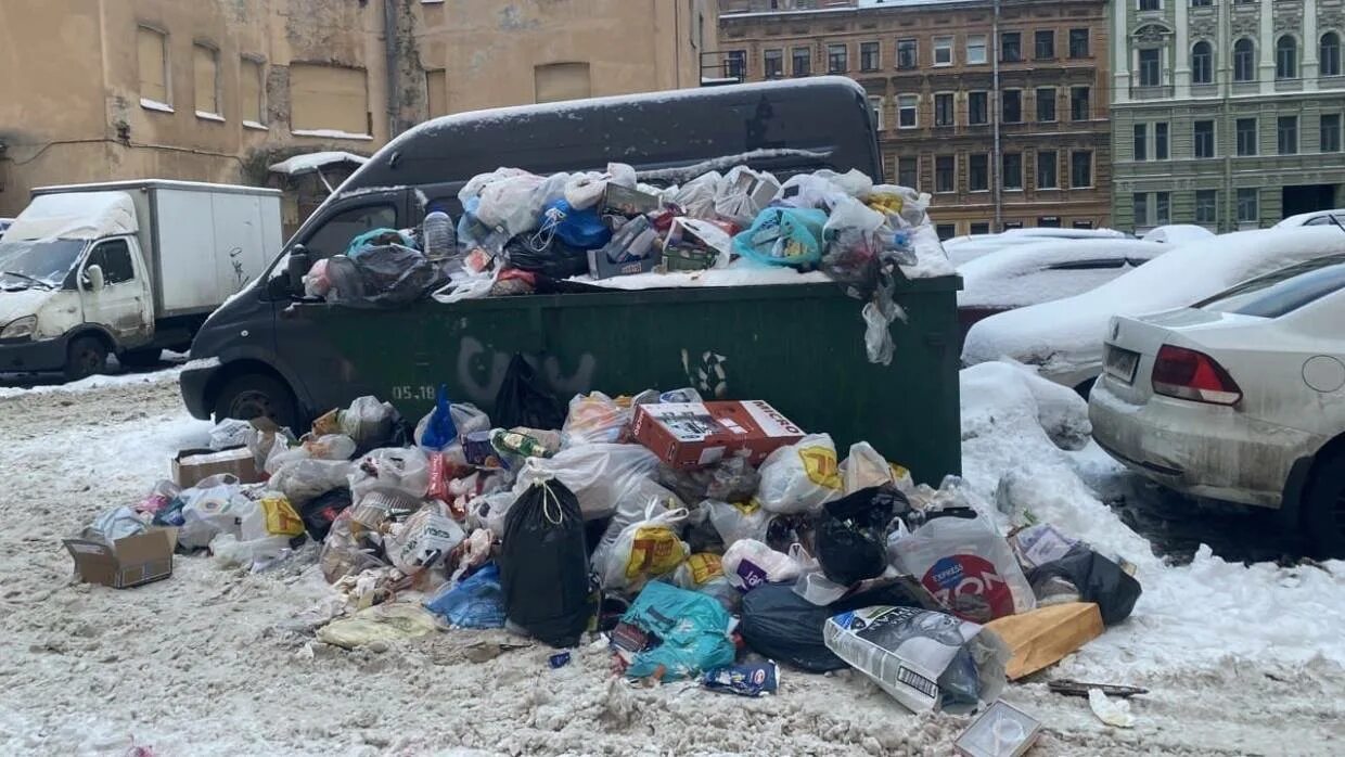 Мусорки в Санкт-Петербурге. Мусорки Питер на новый год. Питер утонет