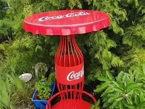 Стол кока кола круглый. Стол кока кола. Кока кола на столе. Кока кола на столе. Стол кока кола.