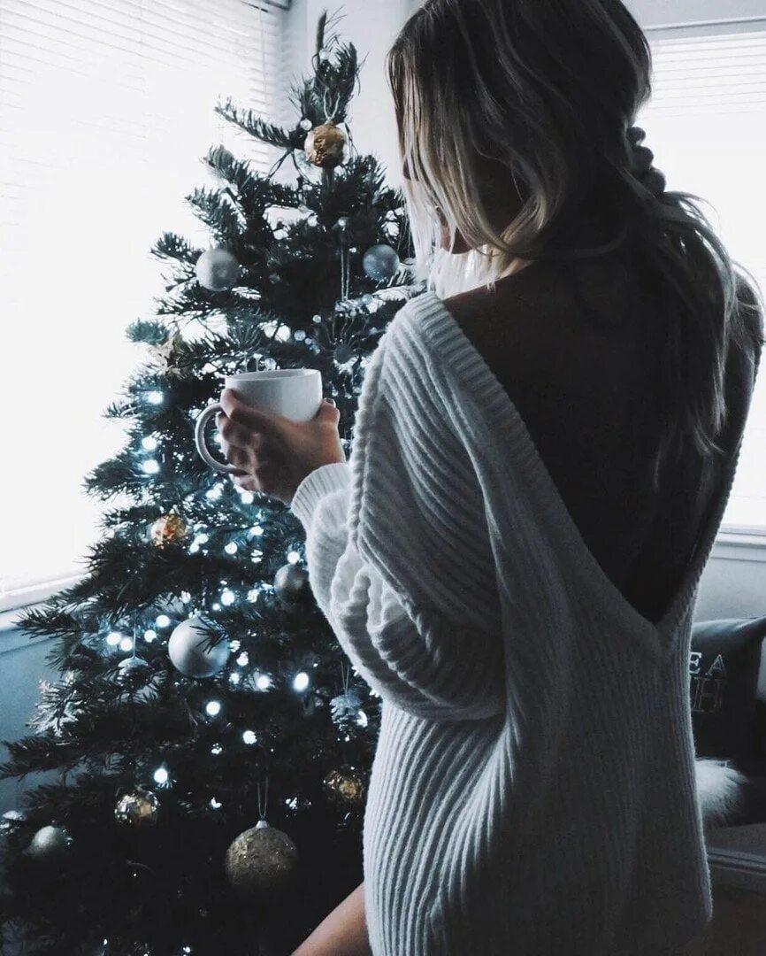 Девушка в гирлянде. Ночная фотосессия. Девушка у елки в лесу. Новый год девушка со спины. Новый год девушка спиной.