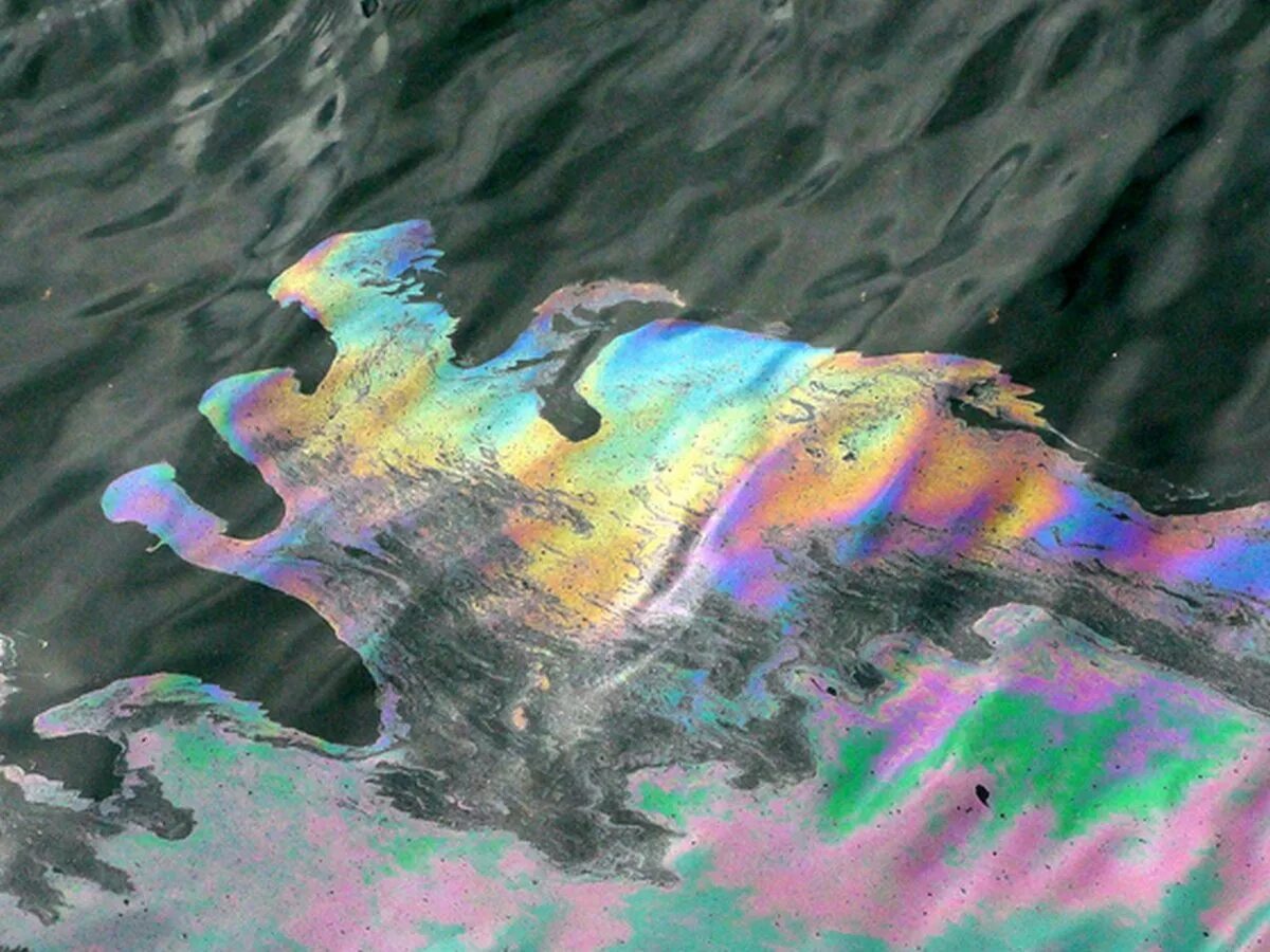 Масляная пленка на воде. Нефтяное пятно. нефтяная пленка. нефтяные пятна на воде.