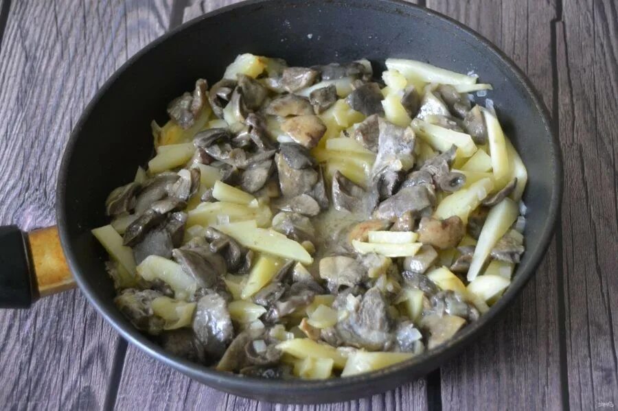 Маринованные грибы можно жарить с картошкой. Сыроежки грибы жареные. сыроежки с картошкой. сыроежки жареные с картошкой. сыроежки грибы жареные с картошкой.