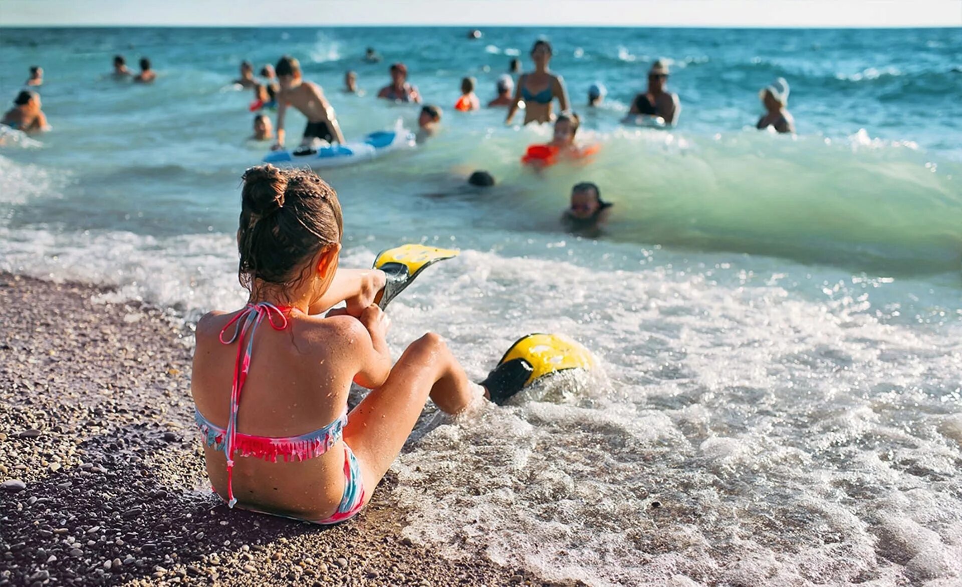 Черное море пляж. Дети на море. Сочи море пляж. Лето дети море. Отпуск с ребенком на море