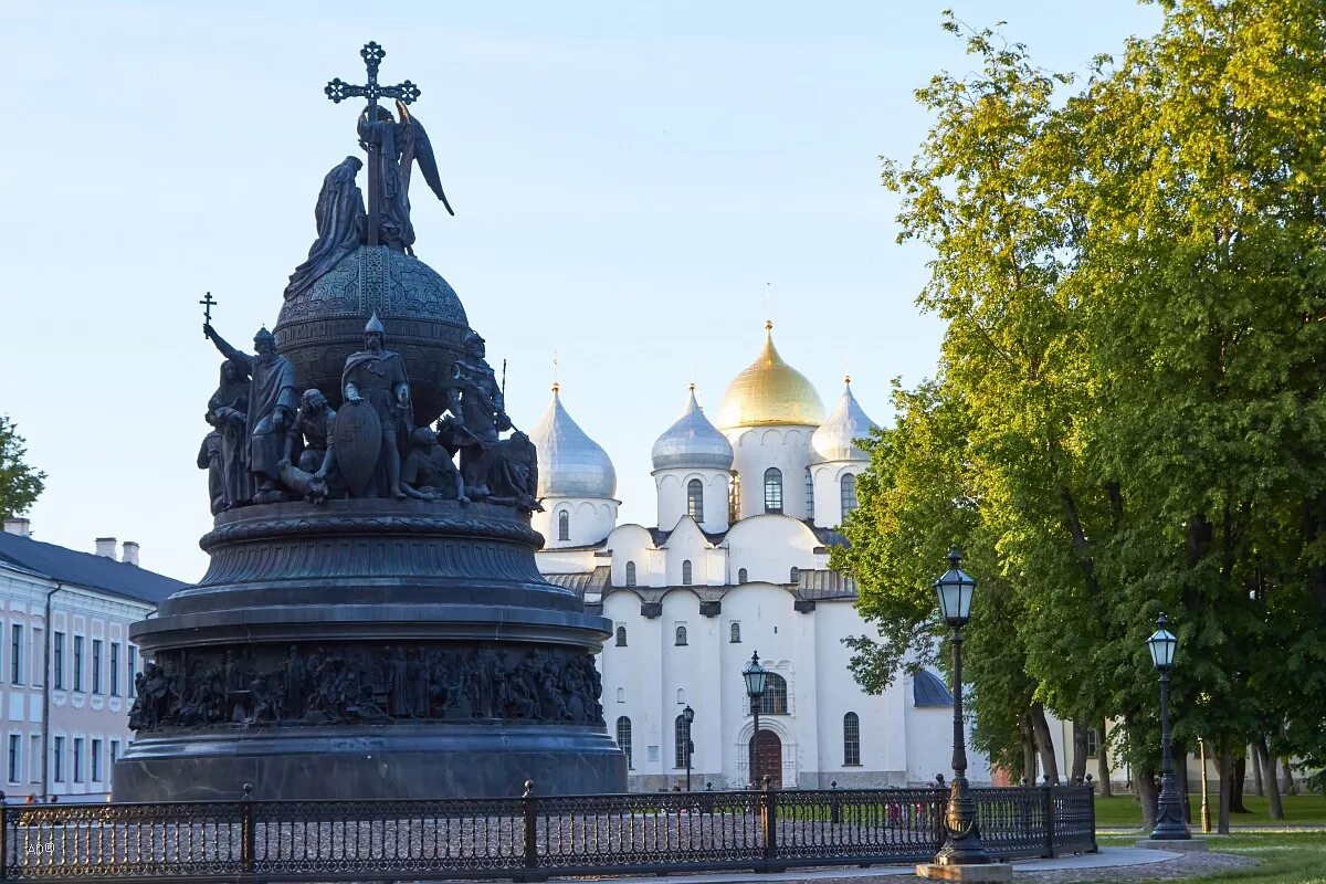 Тысячелетие россии великий новгород кто изображен. Великий Новгород монумент тысячелетие России. Великий Новгород. «Тысячелетие Руси».. Памятник тысячелетия России в Великом Новгороде. Великий Новгород тысячелетие Руси Новгород памятник.