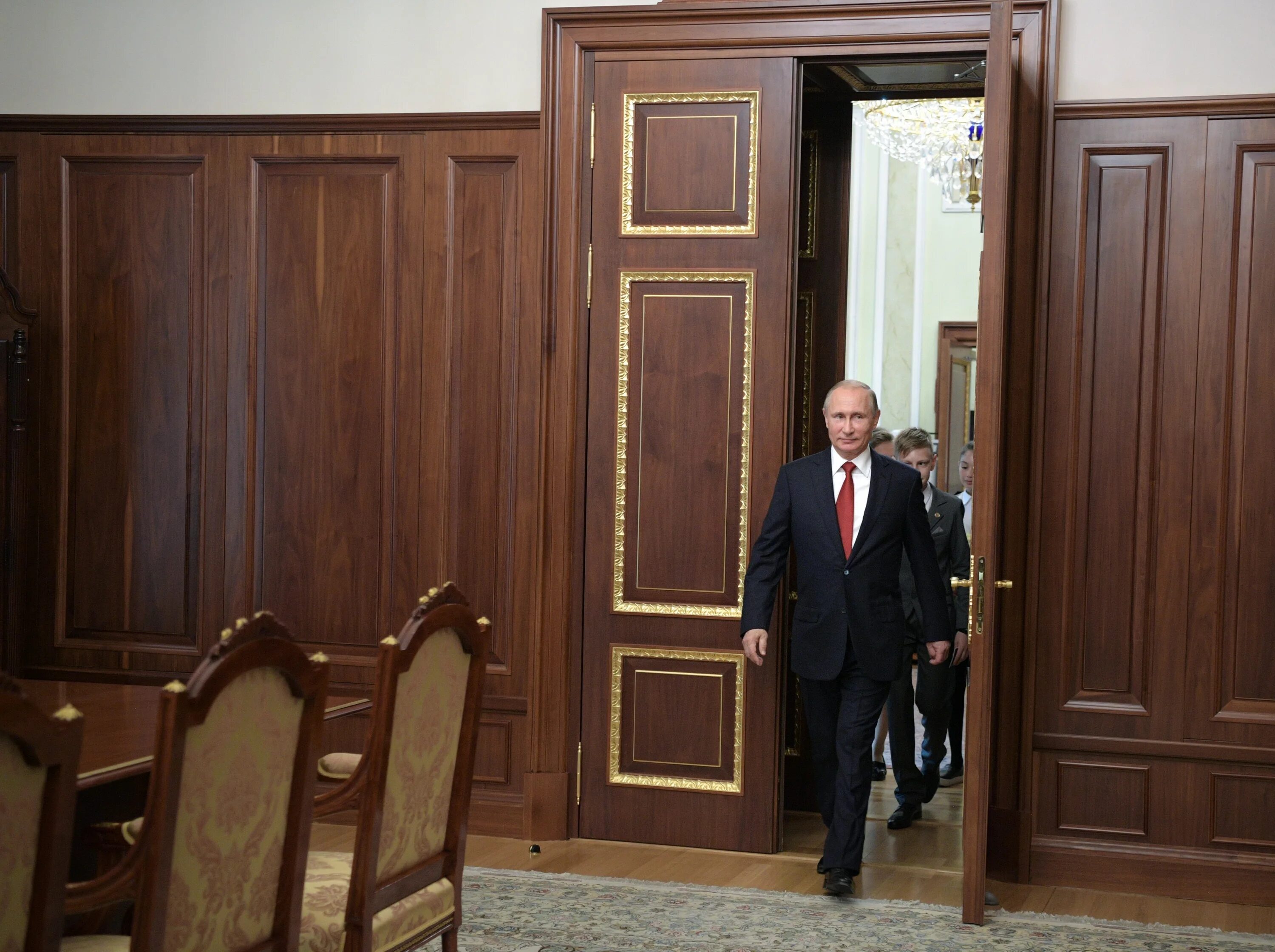 Кабинет Путина в Кремле. Дверь в кабинет Путина. Президентский кабинет в Кремле.