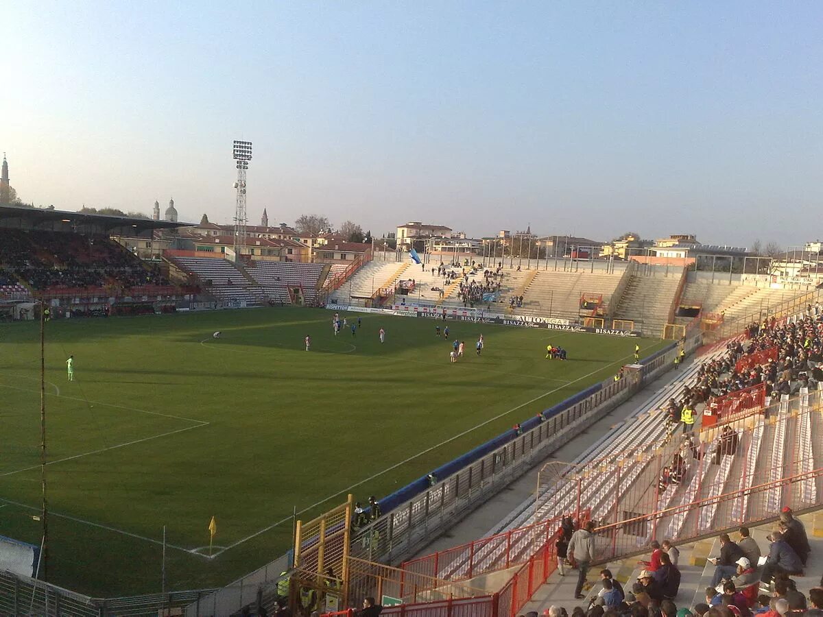 Асколи Италия город стадион. Футбольный клуб Виченца Италия. Oasis Stadium. ФК Сарагоса Википедия стадион. Из букв стадион