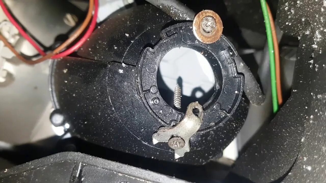 Ауди а6 лампы ближнего света. Ауди а6 с7 лампа ближнего света. Лампы противотуманных фар ауди а6с6 2005г. Как поменять лампочку на ауди а6. Регулировочные винты фар ауди а4 б6.