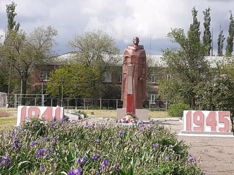 Погода в семичном. Дубовский район Хутор Семичный. Мемориал Семичный Дубовского района. Семичный (Ростовская область). Памятники славы Ростовская область село Дубовское.