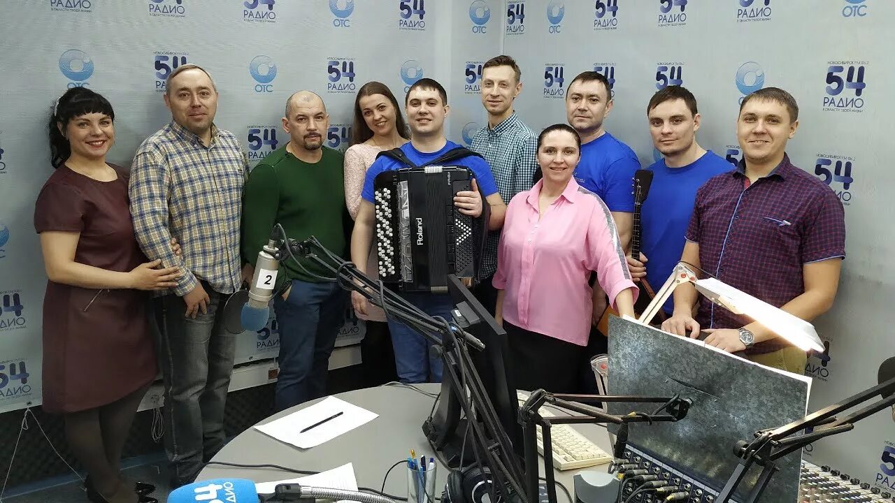 Радио 54 новосибирск 106.2. Радио 54 Новосибирск. Ведущие радио 54. Чалдоны ансамбль Новосибирск. Радио 54 фото.
