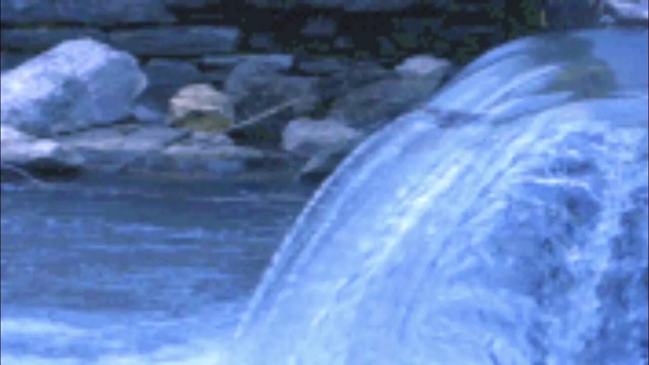 прозрачный водопад. живой поток. поток реки. ооо живой поток. живой поток.