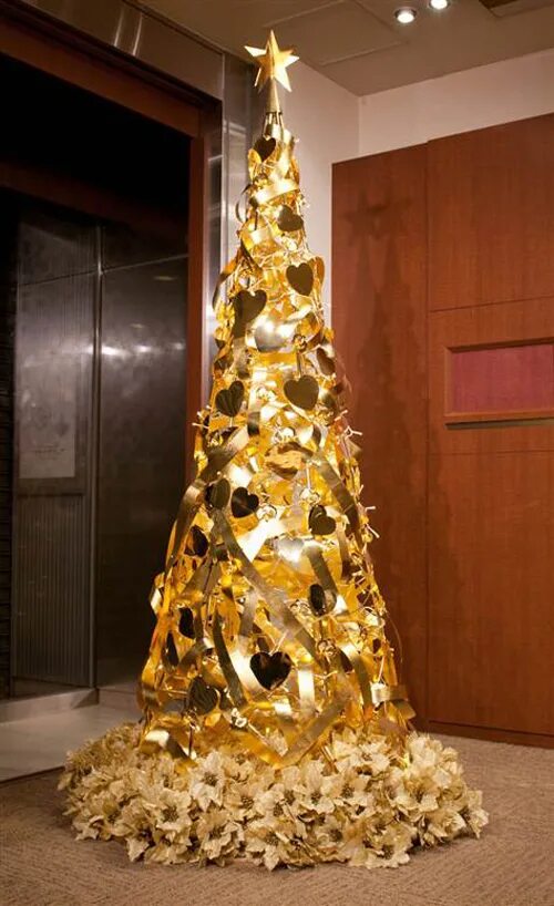 Золотая елка купить. Креативная елка. Необычные елки. Дизайнерская елка своими руками. Золотая Новогодняя елка.