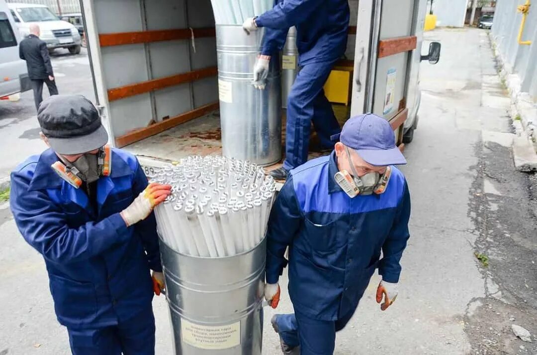 Транспортировка обезвреживание отходов. Транспортировка обезвреживание отходов. Спецодежда для утилизации отходов. Вредное производство. Опасные отходы утилизация.