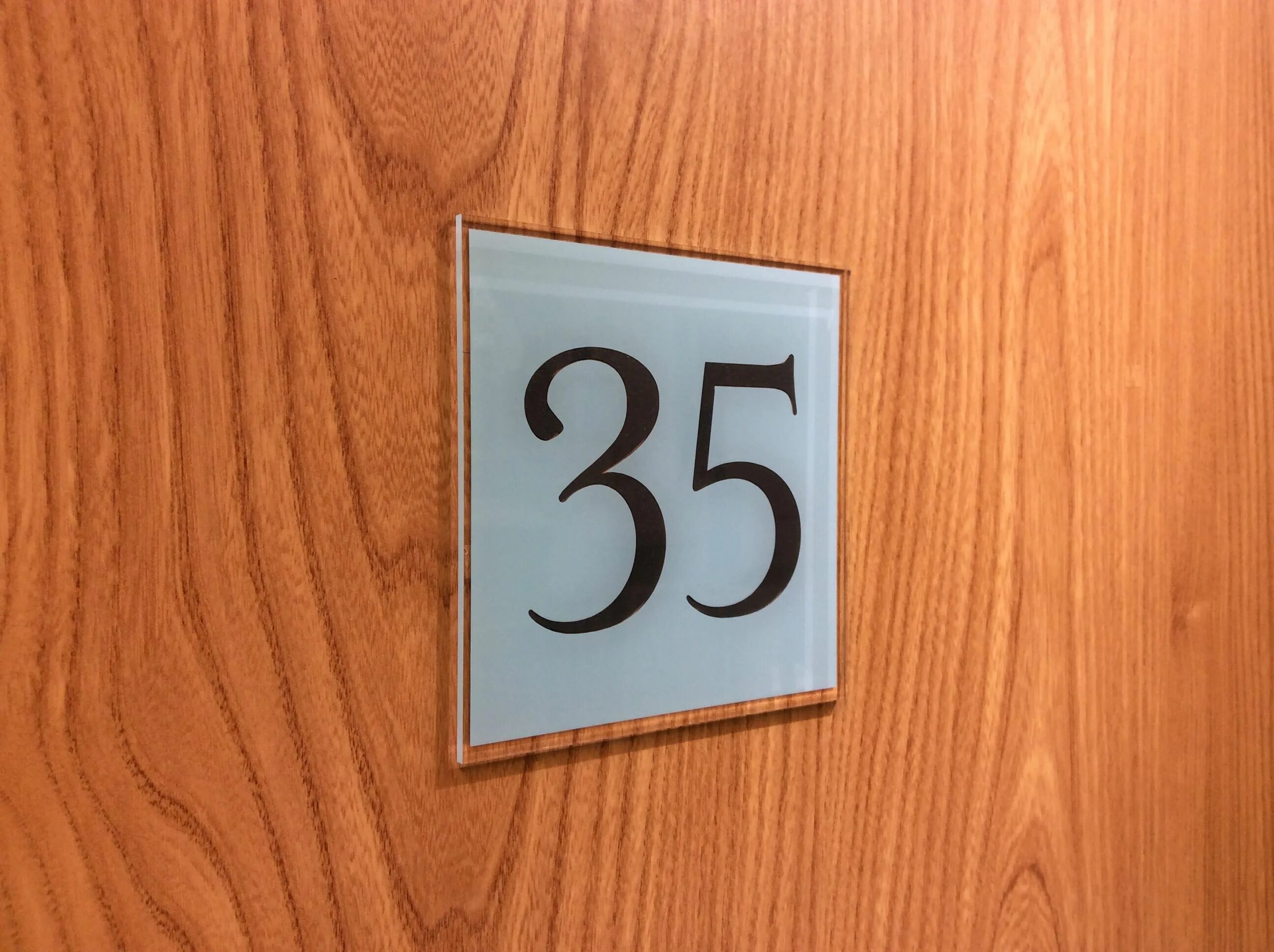 Комната числа. Hotel room number. room door number plate. комната для числа. hgi signage room number.