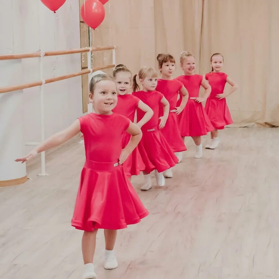 Школа танцев для детей москва. Спортивные танцы для детей. спортивные бальные танцы дети. детские танцевальные студии. танцевальная студия для детей.