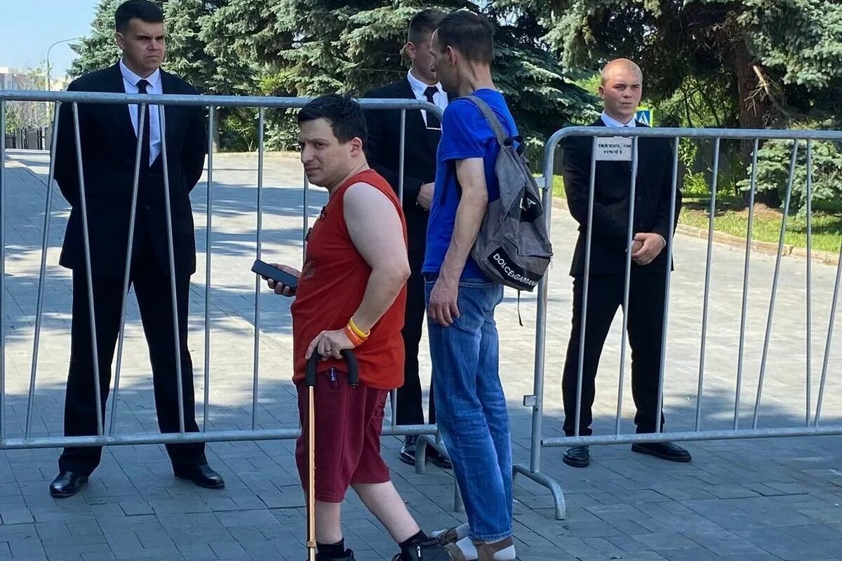 Анализ сцены прощания янко со слепым мальчиком. Охранник шатунова. день прощания с шатуновым.
