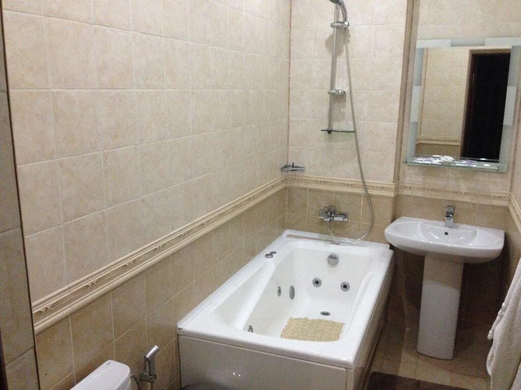 Абакан суточные квартиры 1 комнатные с джакузи. Джакузи ванна нархлари. В дербенте кафель ванная комната. Ванна махачкала. Ванная в махачкале.