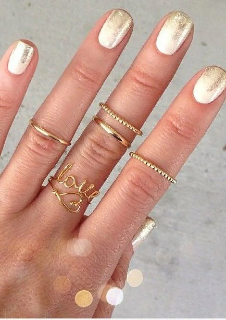 Золотой нюд. Золотые ногти. Ногти белые с золотом. Ногти с золотыми полосками. Маникюр с золотистыми полосками.