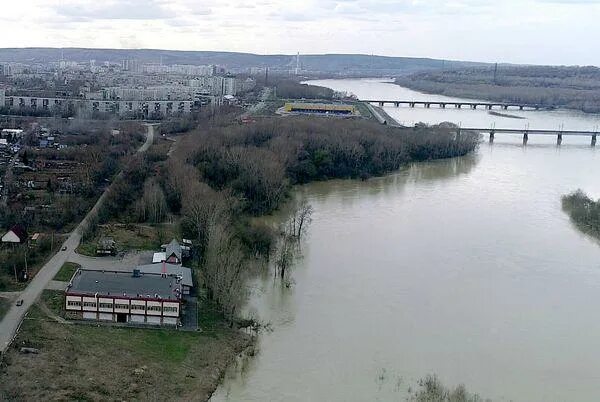 Кузфишь новокузнецк уровень воды. Томь Новокузнецк. Река Карлык Новокузнецк. Уровень реки Томь в Новокузнецке. Уровень воды в Томи в Новокузнецке.