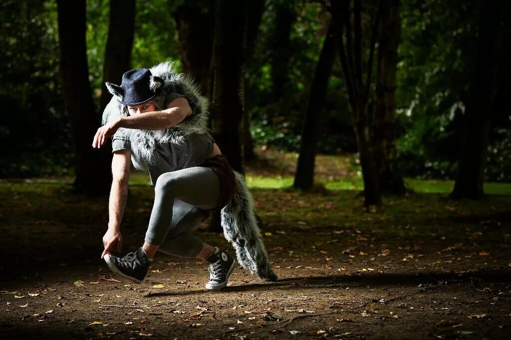 Волков танцы. Танцующие волки. Танцы с волками конверс. Образ волка в танце. Танцующий волк песня