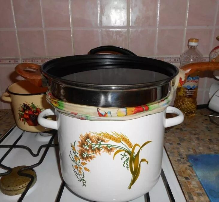 Домашний пшеничный самогон. Кастрюля для самогона. Как выгнать самогон без. Самогон без самогонного аппарата. Дистиллятор самодельный схема.