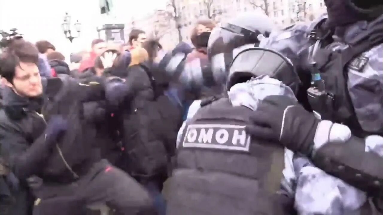 Драка против чеченцев. Саид-мухаммад джумаев омон. саид джумаев против омона. митинг драка чеченец в москве. саид джумаев драка с омоном.